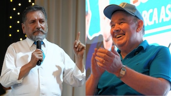 Imagen dividida. A la izquierda, un hombre de barba y bigote, camisa blanca y corbata azul, con micrófono. A la derecha, un hombre sonriendo, polo y gorra azules, aplaudiendo