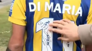 Vendía banderas de Rosario Central en la previa del clásico con Newell's, una patota lo atacó y le robó todo: el gesto de Ángel Di María