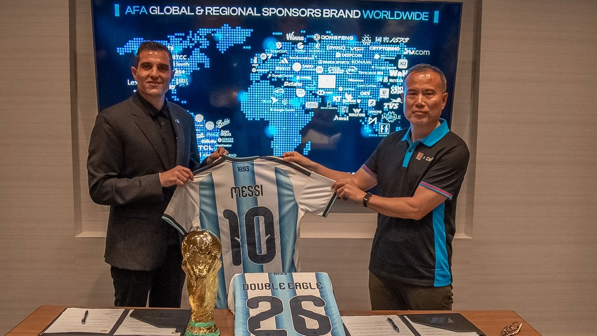 Petersen rubricó acuerdos de AFA en todo el mundo