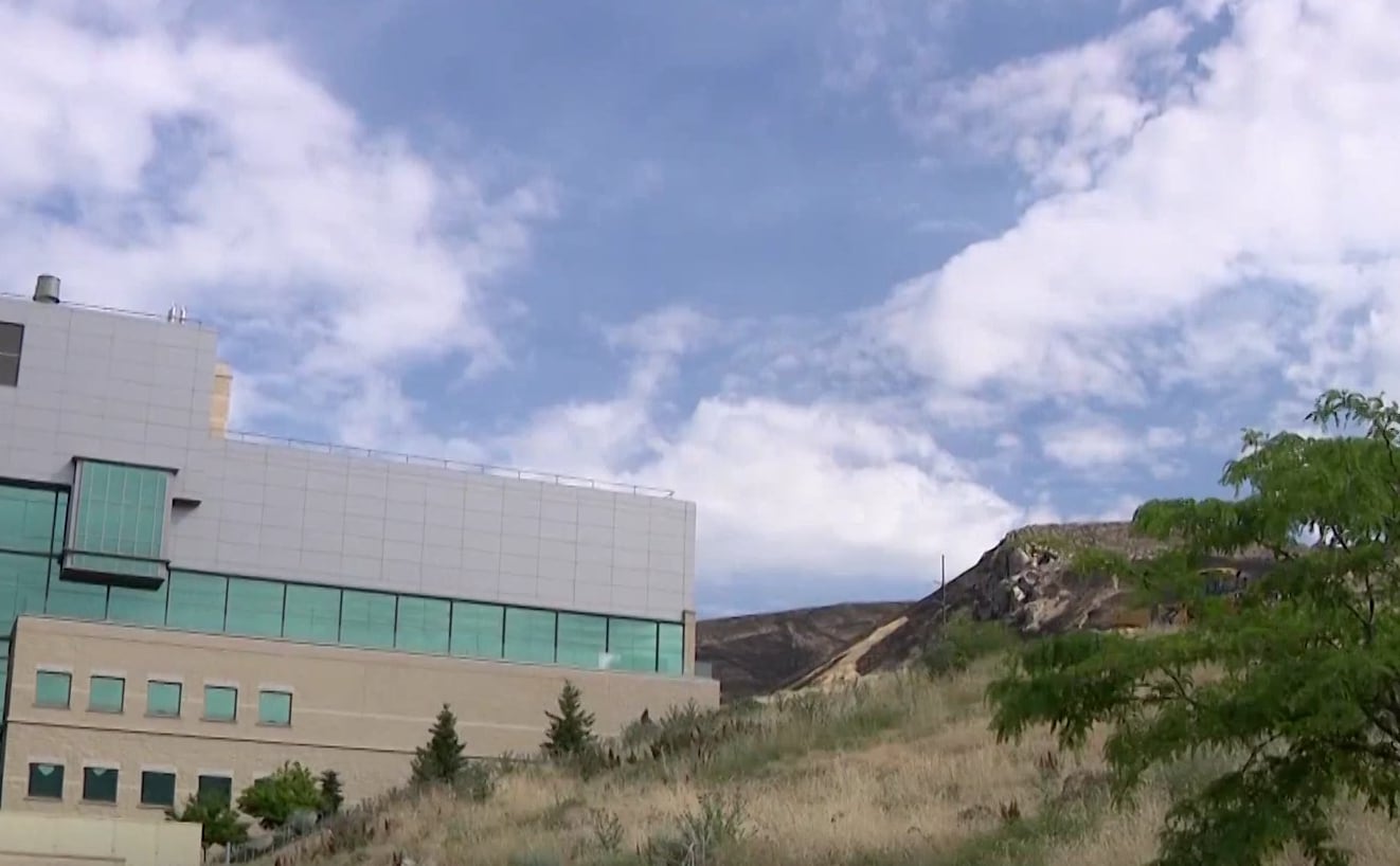 El Bonneville Fire quemó más de 566 acres cerca de Salt Lake City, alcanzó 43% de contención y mantuvo operativos al hospital de la Universidad de Utah y al Huntsman Cancer Institute (KSL)