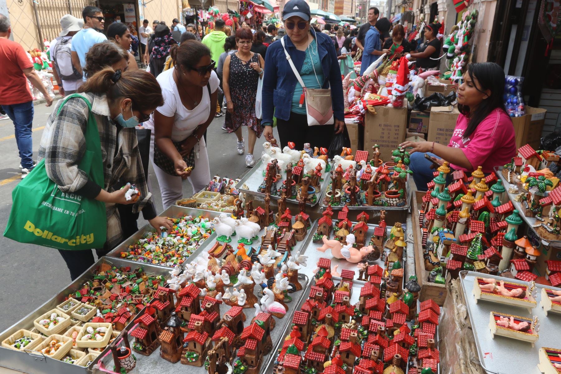 La diversidad de productos navideños, desde árboles y luces hasta juguetes inspirados en TikTok, domina la oferta comercial.(Andina)