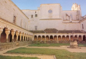 El claustro en el que se produjo el asesinato de los Mártires de Cardeña.