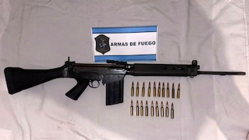 El fusil de guerra que le encontraron al acusado de ser el cerebro del intento de robo boquetero al Banco Provincia