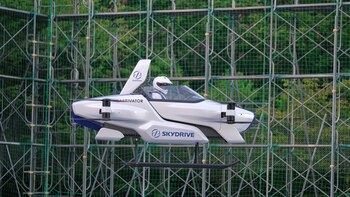 El coche volador tripulado SD-03 durante la sesión de prueba en un establecimiento de Toyota, en el centro de Japón (Reuters)