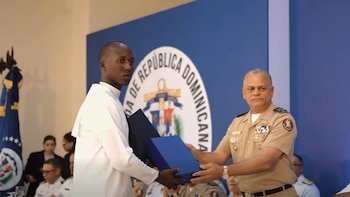 Momentos de emoción y solemnidad atravesaron la jornada en Peravia. Autoridades civiles y militares fueron testigos del compromiso asumido por los egresados en un evento lleno de significado (Captura de video institucional)