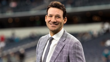 Tony Romo en un estadio de fútbol americano