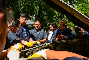 El curso de mecánica automotriz cuenta con 100 inscritos y ofrece prácticas en vehículos con herramientas especializadas y equipos de diagnóstico. /(Secretaría de Prensa)
