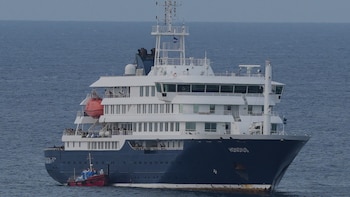 VÍDEO | El momento en el que el capitán del MV Hondius informa sobre la muerte del primer pasajero: “El barco es seguro”