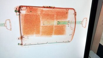 La mujer intentó ingresar más de 29 mil pastillas de éxtasis en su valija