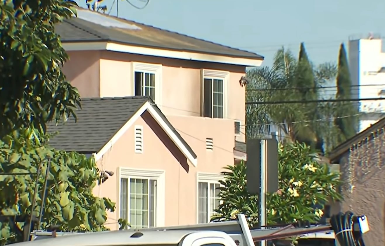 Las tres personas fueron halladas muertas por disparos dentro de una vivienda en llamas en Maywood, California, en un caso que las autoridades investigan como violencia doméstica con características de homicidio-suicidio (KTLA 5)