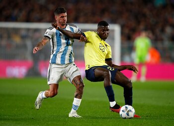 Moisés Caicedo sufrió golpe en