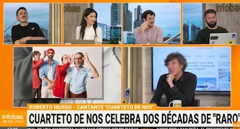 Pantalla dividida de televisión con cuatro conductores arriba, la foto de un grupo musical abajo a la izquierda y un entrevistado a la derecha