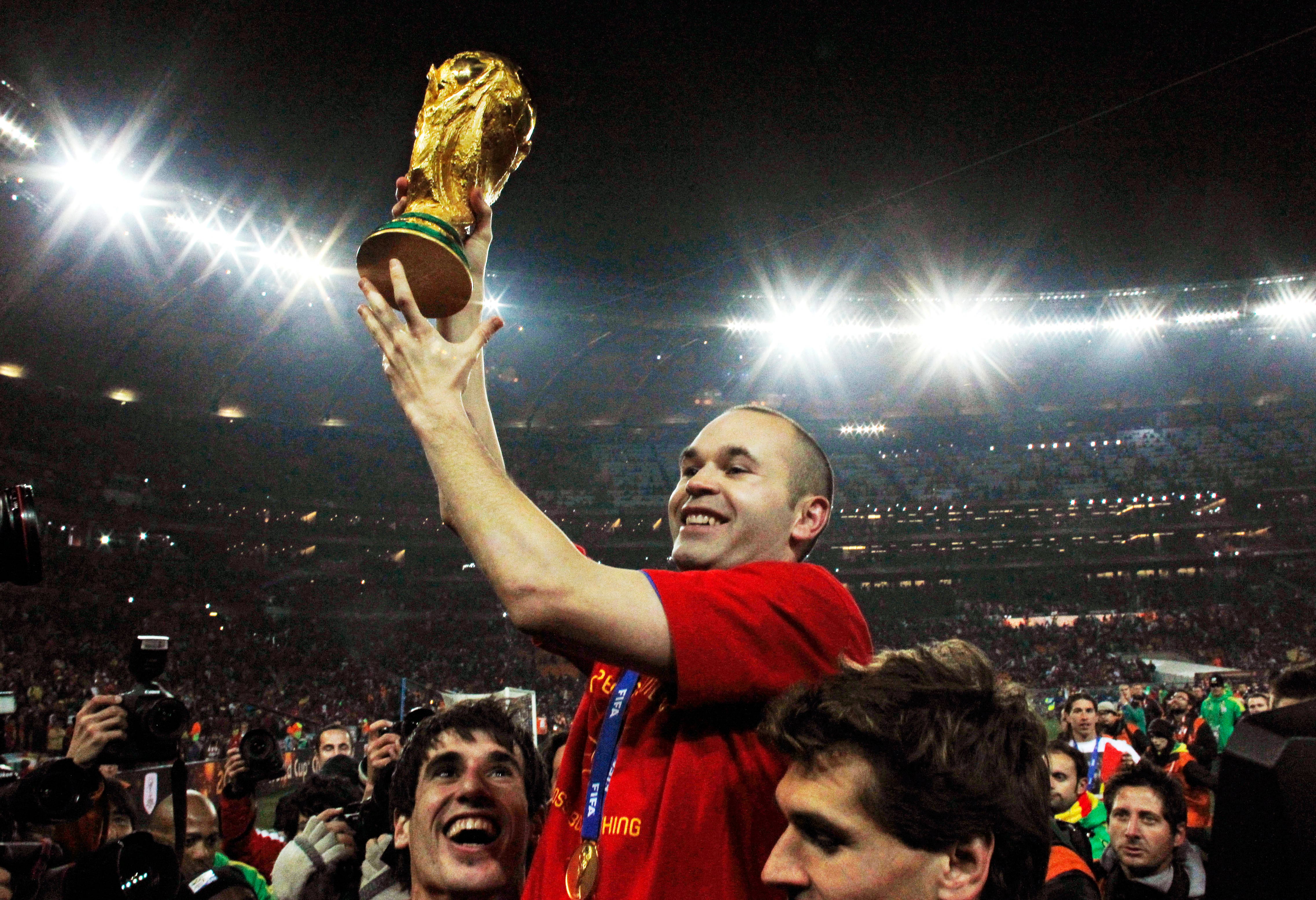 El centrocampista español Andrés Iniesta alza el trofeo de la Copa del Mundo tras la victoria ante Holanda en la final, el 11 de julio de 2010, en Johannesburgo. (AP Foto/Bernat Armangue)