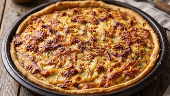 Receta de tarta de cebollas caramelizadas con panceta, rápida y fácil