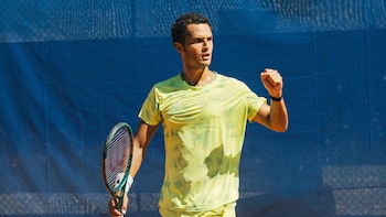 Juan Pablo Varillas salvó cuatro puntos de partido, su rival se retiró, y avanzó a las semifinales del Challenger de Como en Italia
