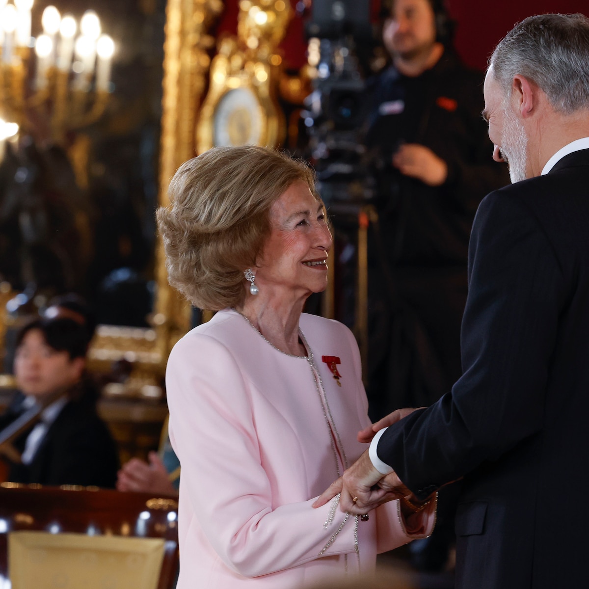 El rey Felipe impone a su madre el Toisón de Oro: la emoción de la reina Sofía y las palabras de su hijo - Infobae