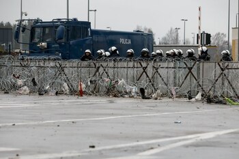 Agentes de policía polacos hacen