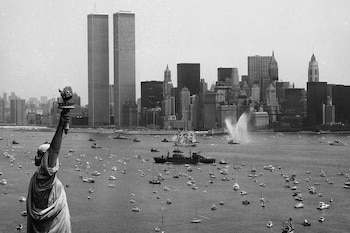 Diversas embarcaciones participan en la Operación Vela entre la Estatua de la Libertad y el World Trade Center para celebrar el bicentenario de la Independencia de Estados Unidos, el 4 de julio de 1976, en Nueva York. La Torres Gemelas aún estaban en pie (AP)