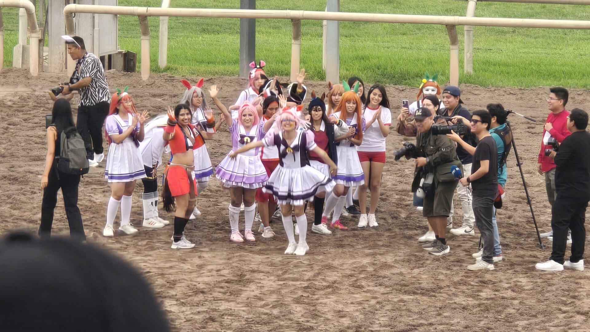 Fanáticos del anime y cosplayers de la franquicia Uma Musume: Pretty Derby se congregan en el Hipódromo de Monterrico, Lima, para el debut de la primera carrera inspirada en el popular videojuego japonés en Latinoamérica, un evento que atrajo a miles de espectadores. (Foto: X / @antonycorifauna)