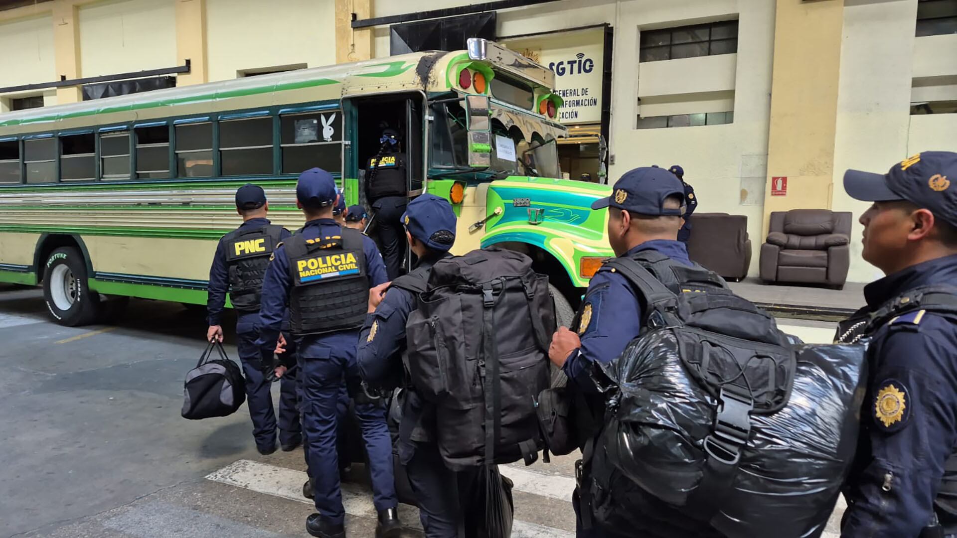 Agentes de la Policía Nacional Civil de Guatemala se preparan para su despliegue en destinos turísticos, buscando garantizar la seguridad de los visitantes. (PNC de Guatemala)