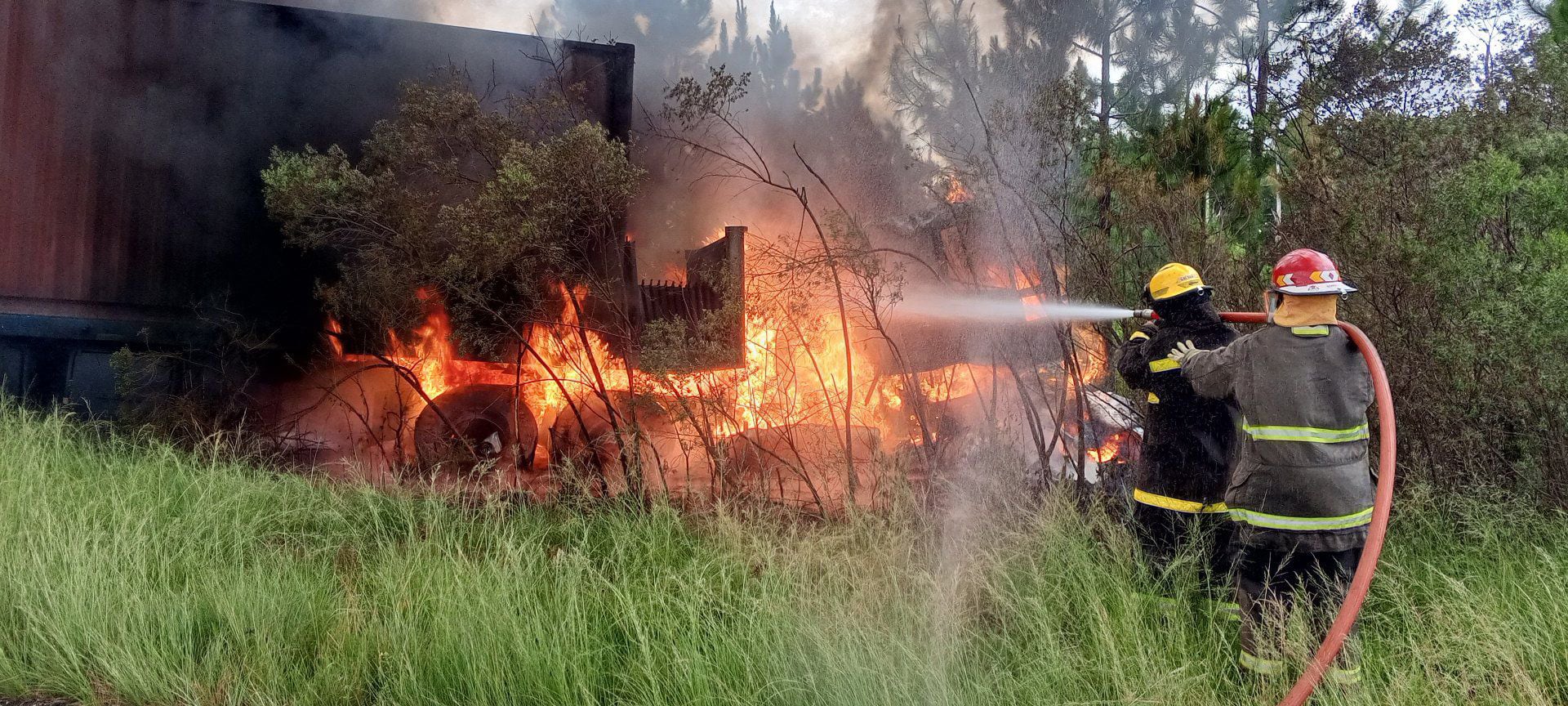 Bomberos Voluntarios de Santo Tomé trabajaron arduamente para apagar las llamas del auto en el que viajaban las víctimas.