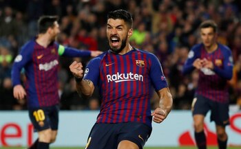 Foto de archivo. El delantero uruguayo Luis Suárez celebra un gol del Barclona en un partido contra el Olympique Lyonnais en Barcelona. 13 de marzo de 2019. REUTERS/Susana Vera