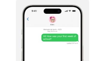 Primer plano de la pantalla de un iPhone mostrando una conversación de texto con un mensaje en verde que dice: 'Hi! How was your first week of school?'