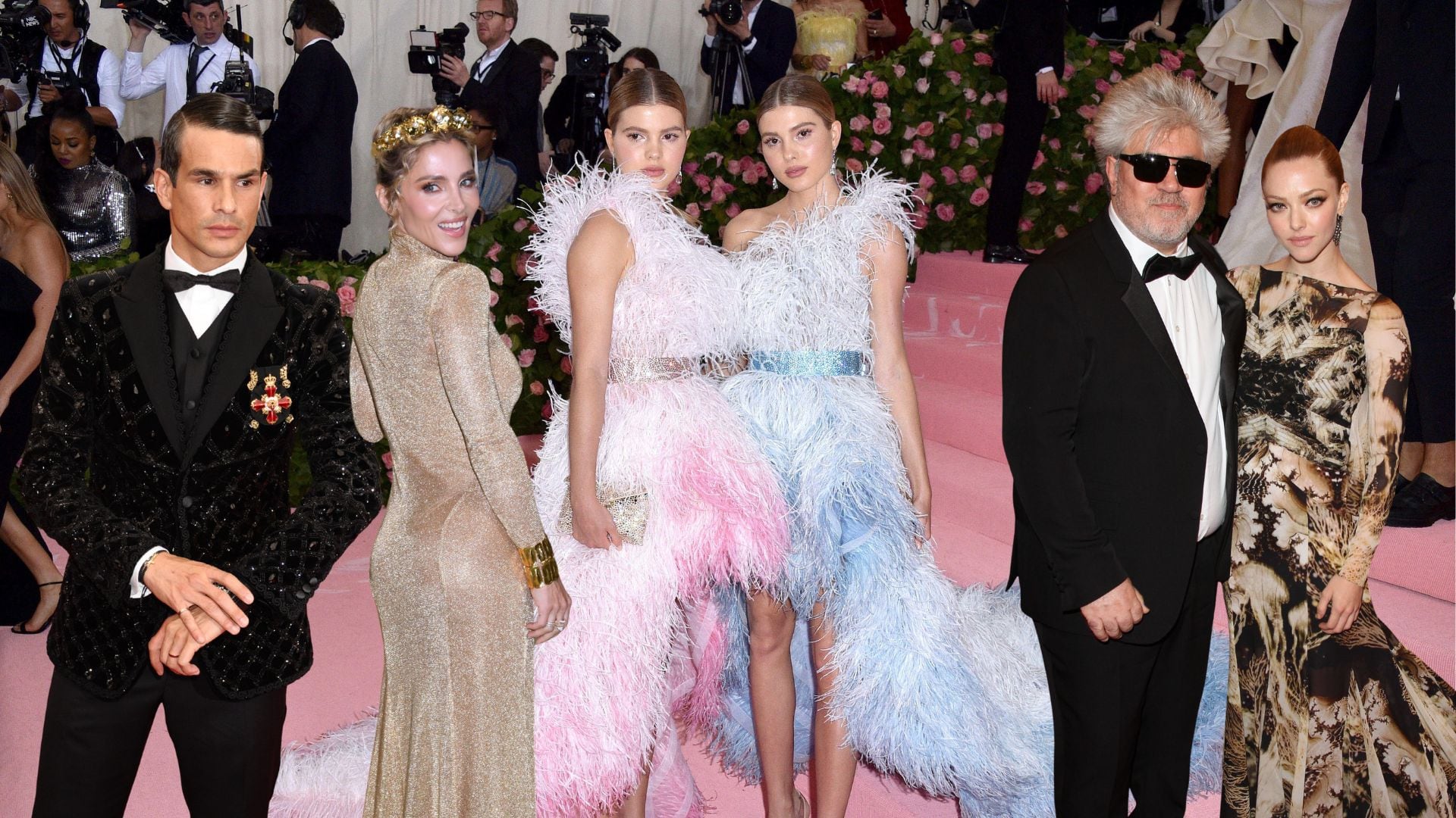 Fotomontaje de José María Manzanares, Elsa Pataky, Victoria y Cristina Iglesias y Pedro Almodóvar en la Met Gala. (Grosby Group)