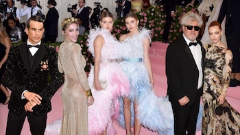 José María Manzanares, Elsa Pataky, Victoria y Cristina Iglesias y Pedro Almodóvar en la Met Gala. (Grosby Group)