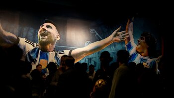 Maradona y Messi, los íconos del fútbol argentino (Foto: AP/Natacha Pisarenko)