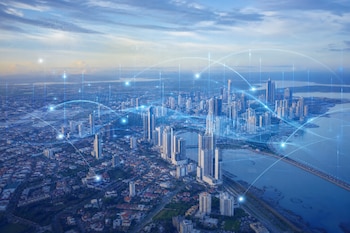 Vista aérea de rascacielos en la Ciudad de Panamá con gráficos de líneas azules y puntos luminosos superpuestos.