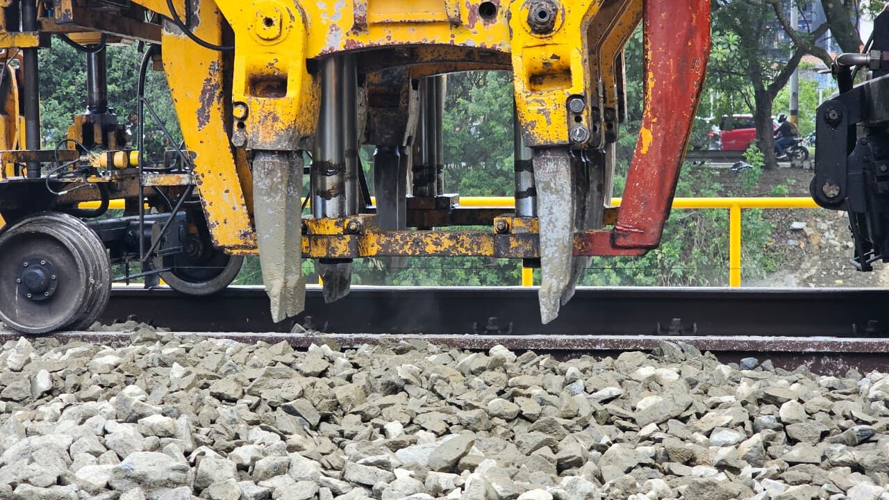 Técnicos del Metro de Medellín trabajan en la zona afectada entre las estaciones Aguacatala y Poblado para restablecer la operación de la Línea A. - crédito @metrodemedellin/X