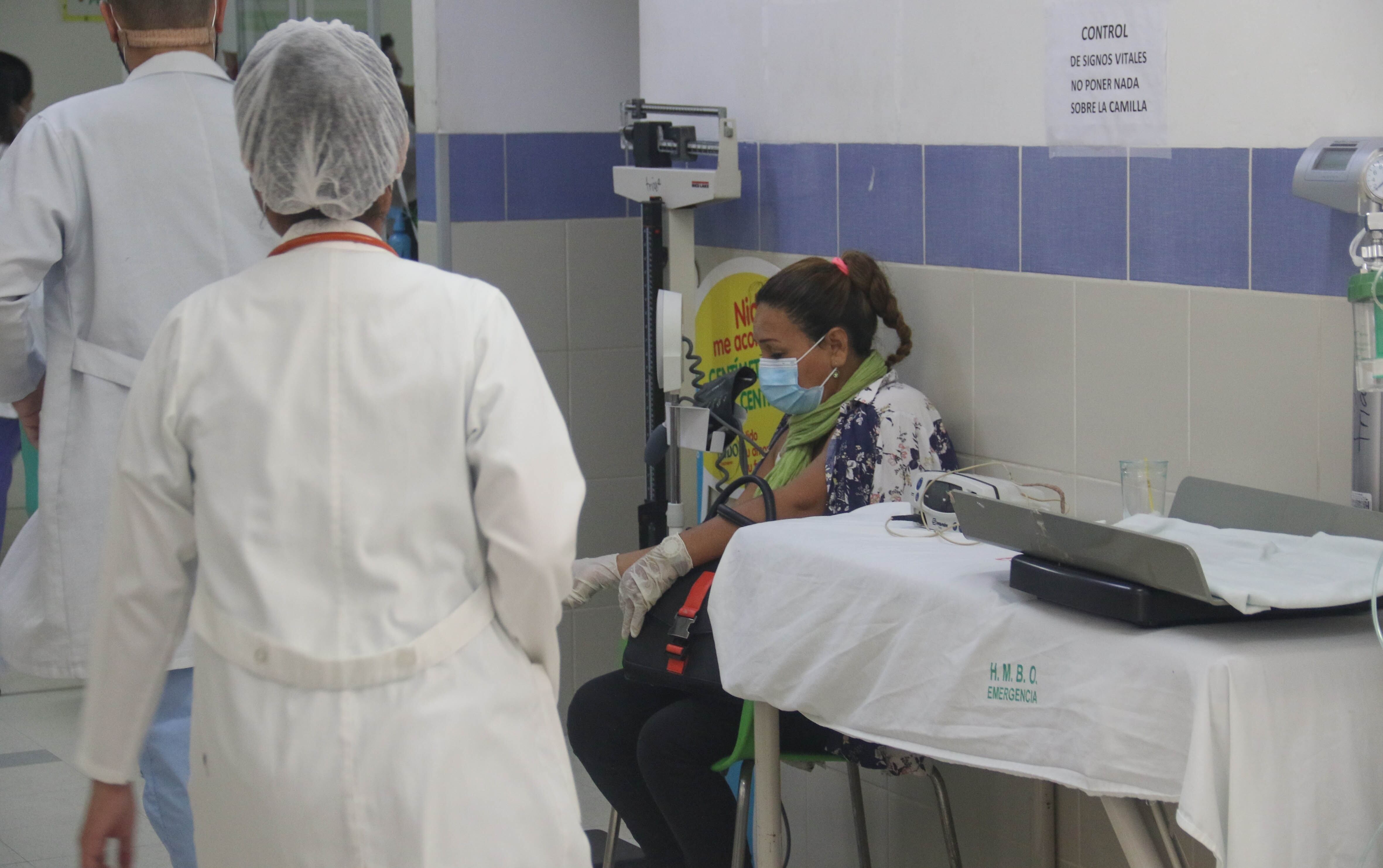 Imagen de archivo de una mujer espera atención en un pasillo del Hospital El Bajío en la ciudad de Santa Cruz Bolivia (Bolivia). EFE/ Juan Carlos Torrejón