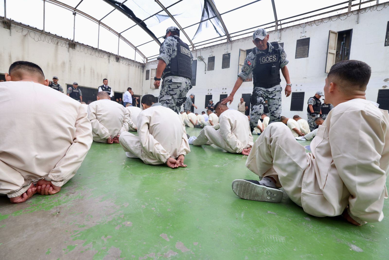 Más de 50 presos por extorsión, sicariato y robo agravado fueron trasladados al penal Ancón I. (Foto: MINJUSDH)