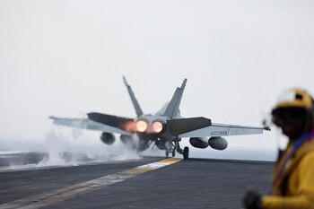 Un avión de combate F/A-18E