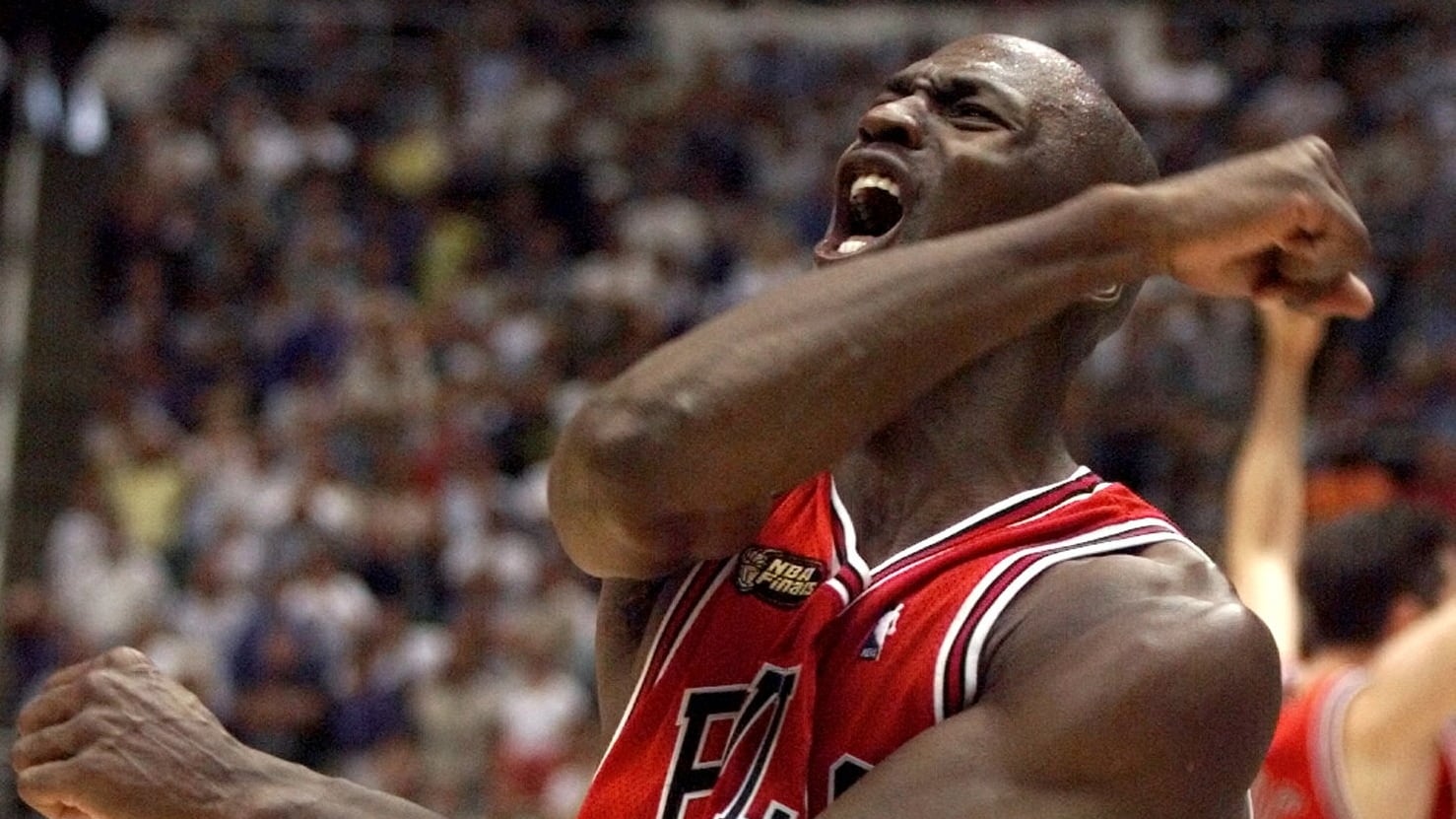 James aclara que nunca ha sentido presión por superar a Michael Jordan, enfocando su carrera en objetivos personales dentro de la NBA (REUTERS/Mike Blake)