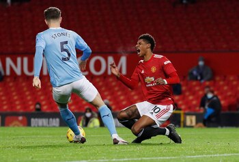 Stones fue titular en el último partido del Manchester City frente al United - REUTERS