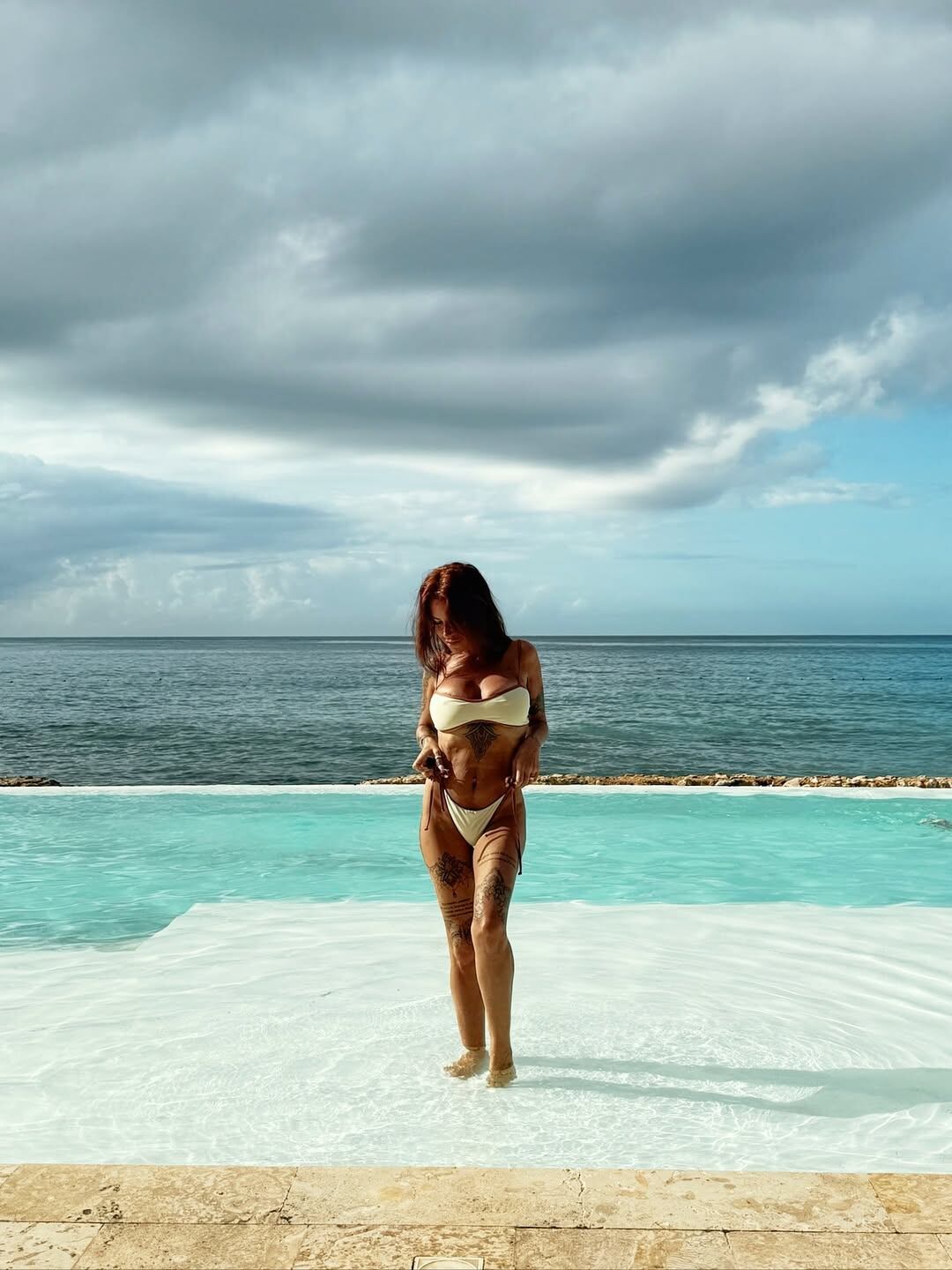 Flor Peña eligió un traje de baño color crema para disfrutar de una jornada de playa