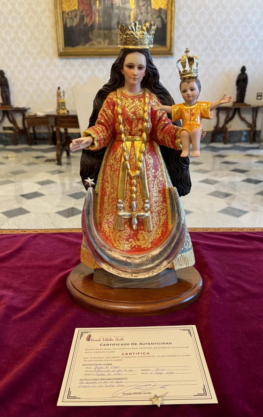 La Virgen del Cisne, realizada por artesanos que Daniel Noboa regaló al Papa Francisco. EFE/ Vaticano.