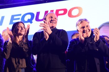 Martín Llaryora junto al nuevo