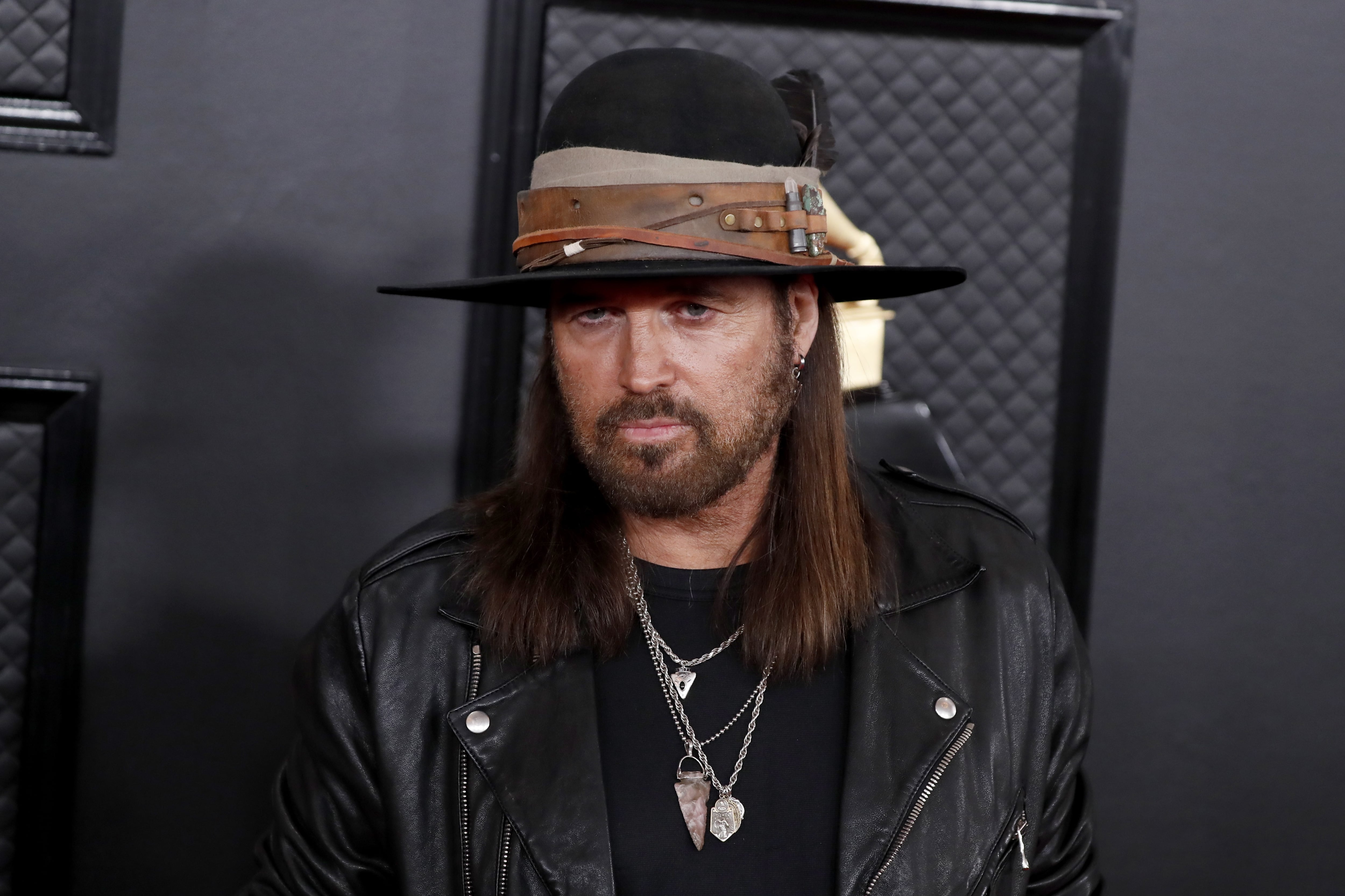 Billy Ray Cyrus contó que una enfermedad grave casi le cuesta la vida y que la fe, la música y su familia fueron claves en su recuperación (EFE/EPA/ETIENNE LAURENT)