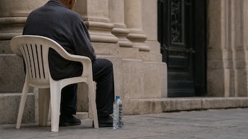 Un jubilado se declara en huelga de hambre después de que la Seguridad Social francesa le exija 9.000 euros por trabajar estando de baja: “Llegaré hasta el final”