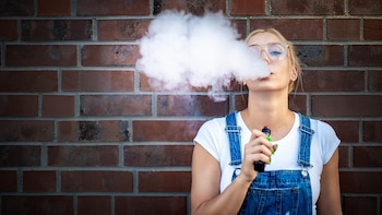 El rechazo y el acoso aumentan las tasas de vapeo entre jóvenes LGBTQ+