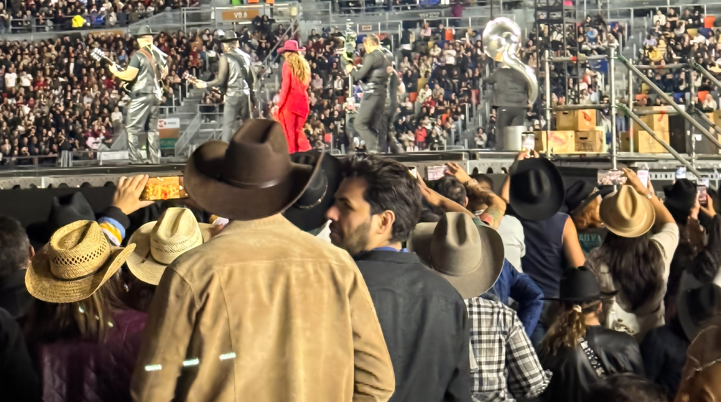 Sombreros norteños y prendas tejanas dominaron entre las decenas de miles de asistentes durante el arranque de la gira de Yuridia.
(Captura de pantalla )