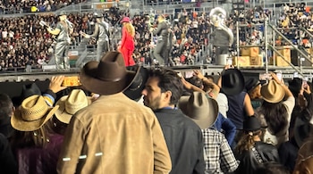 Sombreros norteños y prendas tejanas dominaron entre las decenas de miles de asistentes durante el arranque de la gira