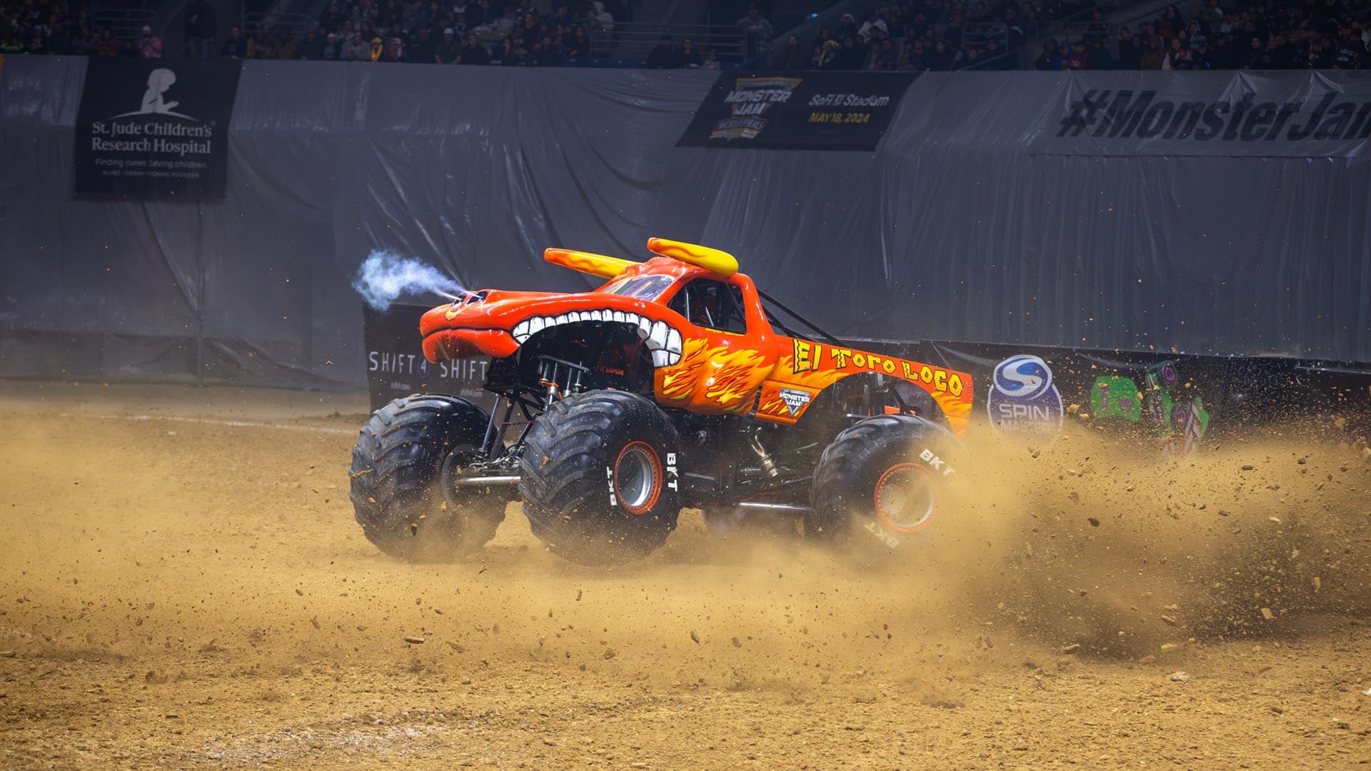 Más de 3,60 metros de alto, cinco toneladas y media de peso y cada rueda pesa unos 300 kilos, algunos de los números de El Toro Loco (Monster Jam)