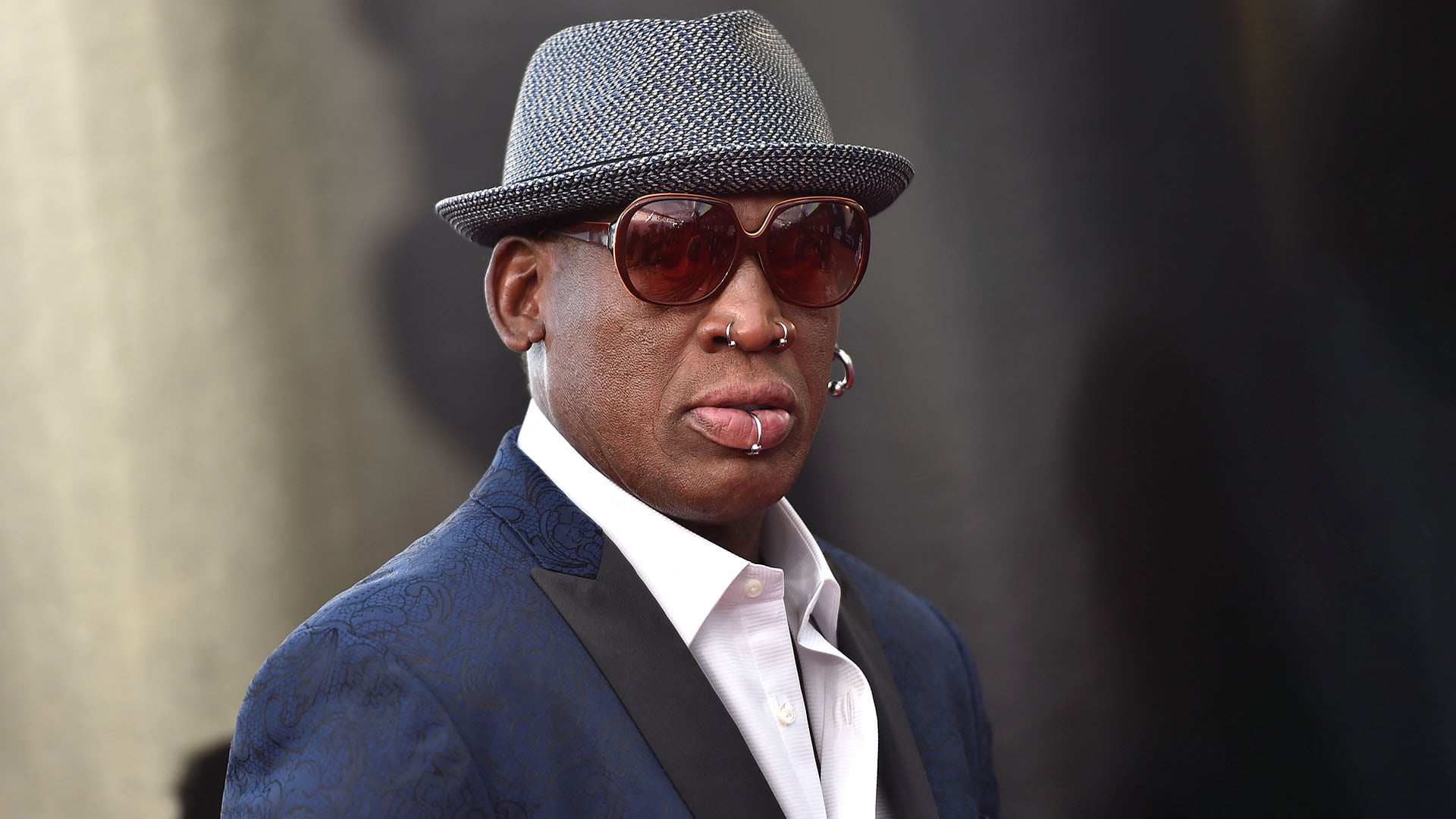 El look de Dennis Rodman, de 65 años, quien fuera de los estadios supo incursionar en la actuación (Michael Buckner/Variety/Shutterstock)
