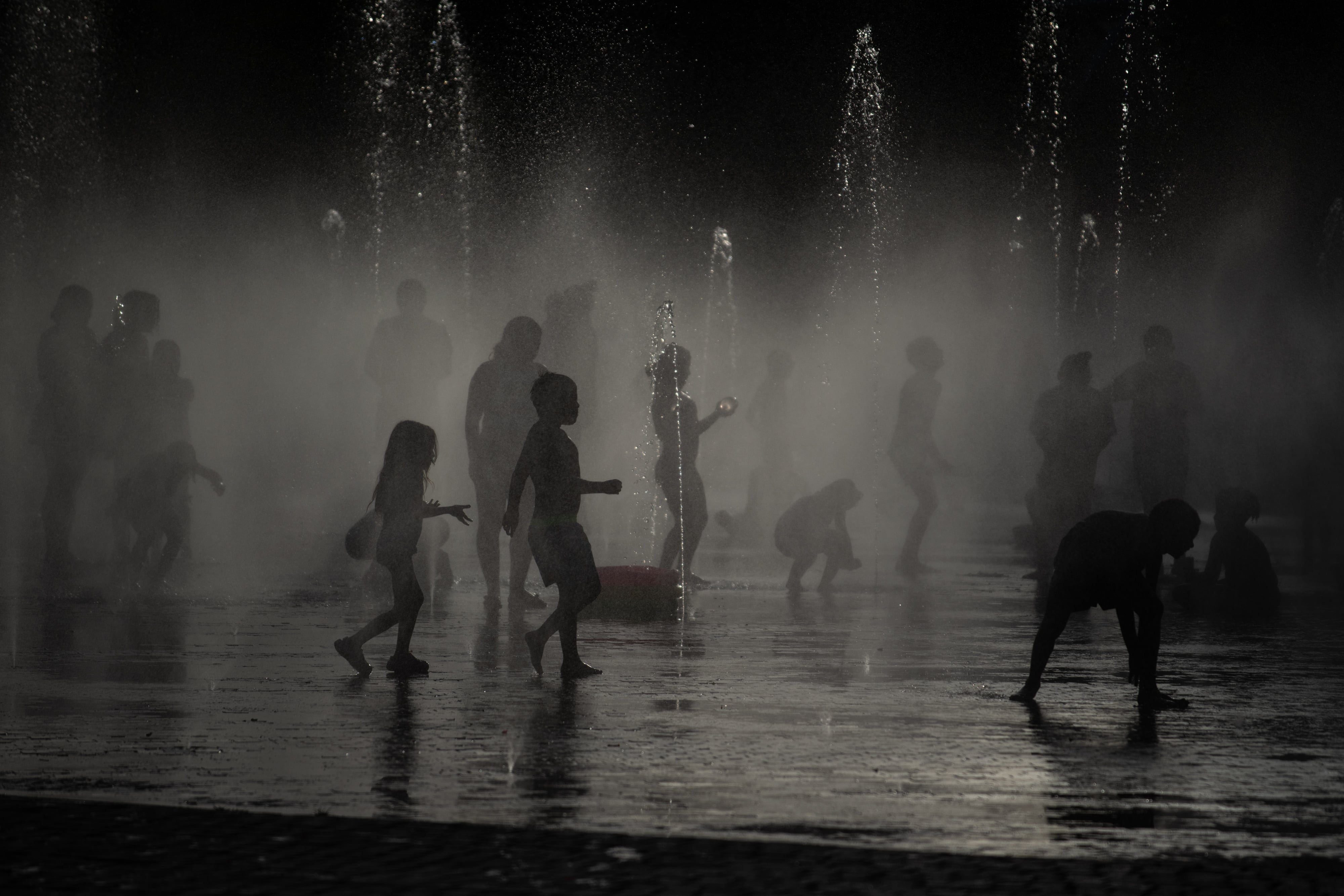Varias personas se refrescan en las fuentes de Madrid Río, a 23 de junio de 2026, en Madrid. (Fernando Sánchez / Europa Press)