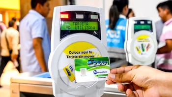 El proceso de protección del dinero se activa con el bloqueo inmediato de la tarjeta reportada, lo que requiere la identificación del usuario mediante su DNI y puede realizarse tanto por teléfono como en los Centros de Atención de Tarjetas - Créditos: Andina.