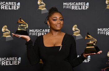 Samara Joy posa con dos